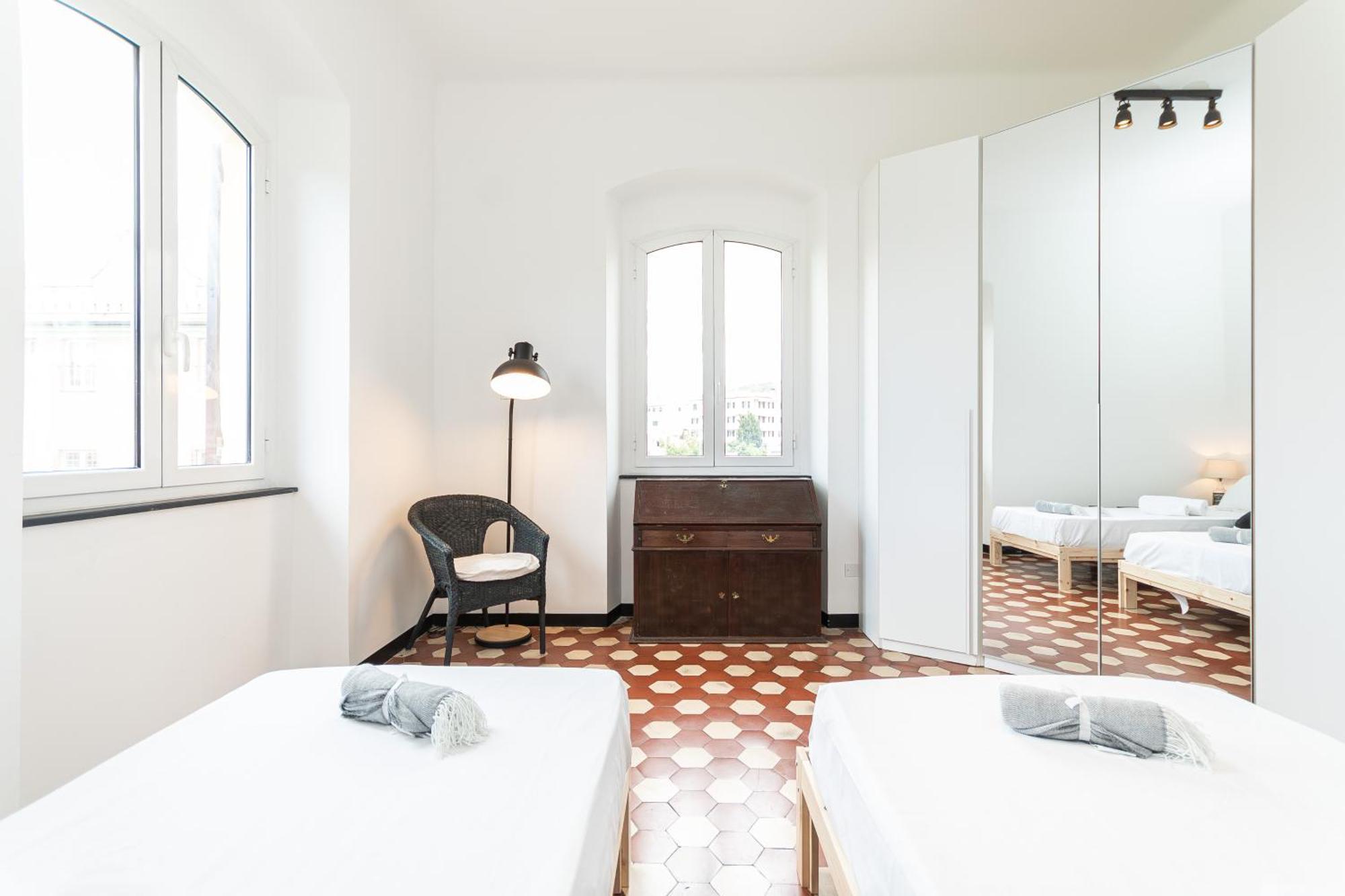 Spacious 3-Bedroom Apartment - 10 Min To City Center & 5 Min To Gaslini Hospital Genoa Exterior photo